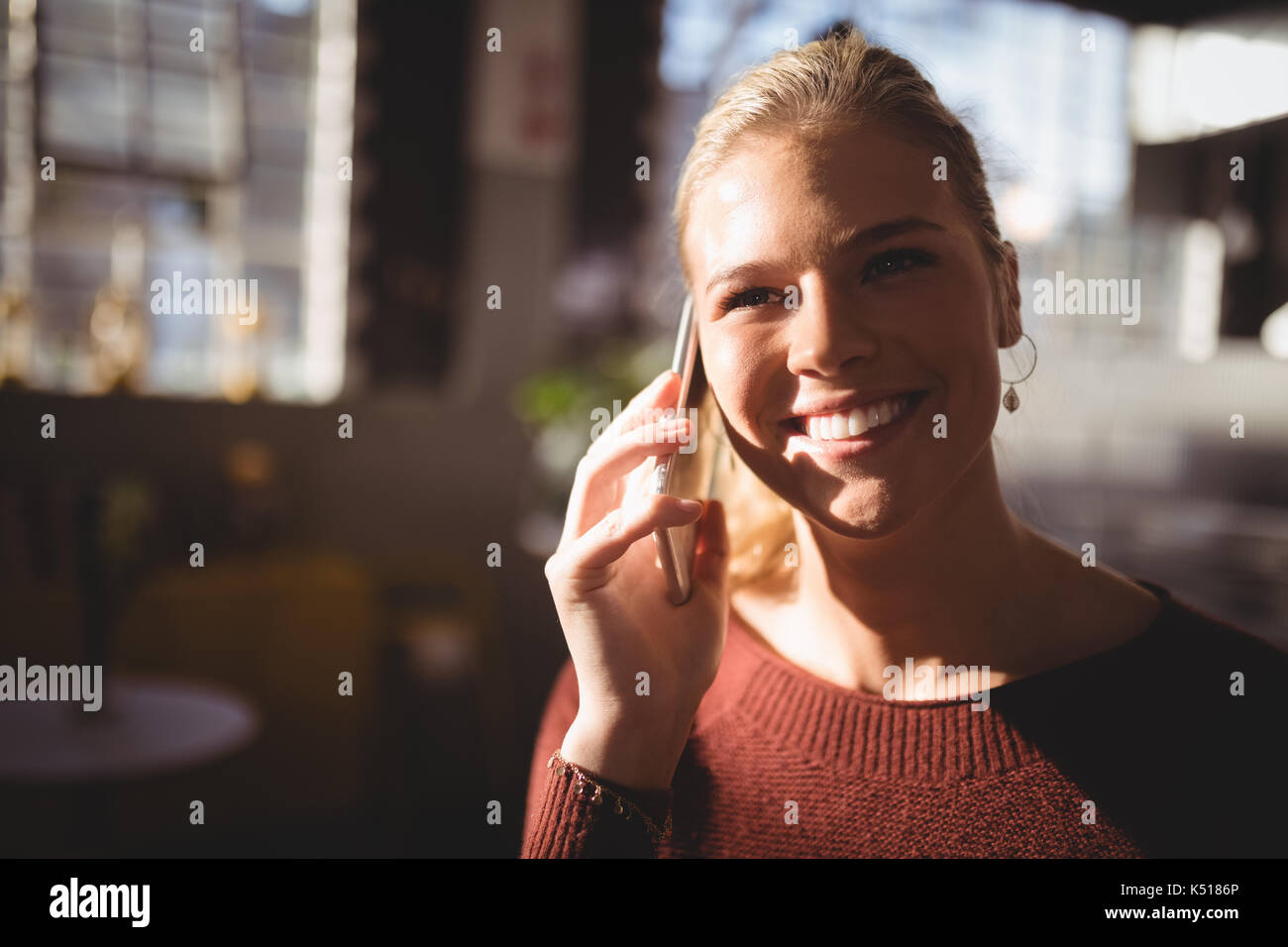 Nahaufnahme der lächelnden Frau, schön zu hören Handy Coffee Shop Stockfoto