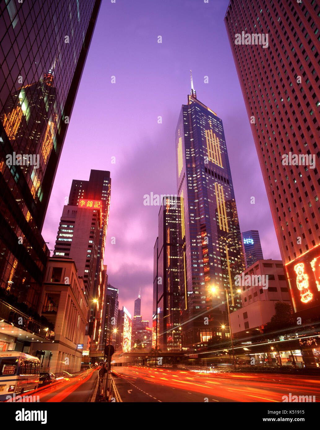 Viel befahrenen Straße Szene im Financial District, Hongkong, China Stockfoto
