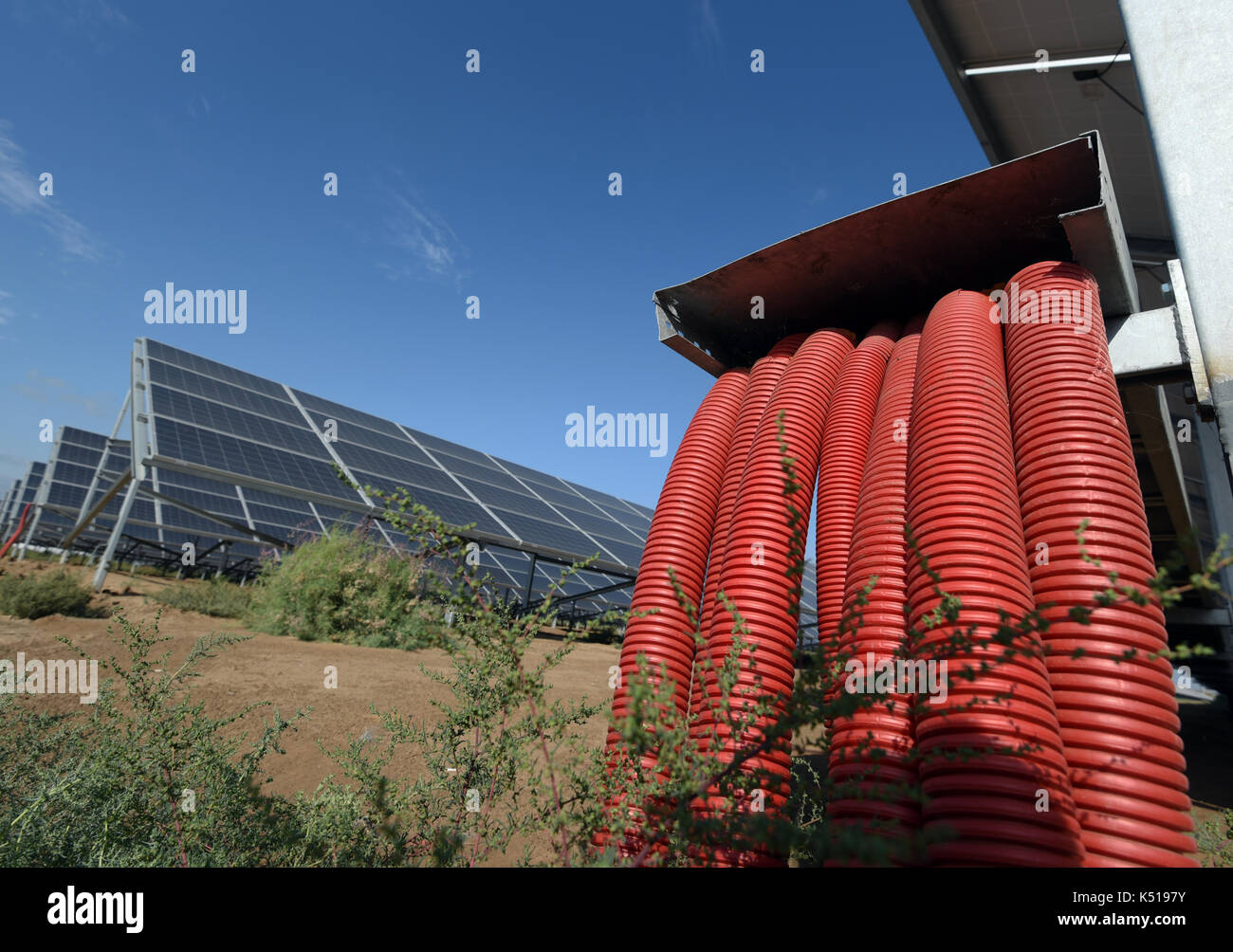 Solar Reflektoren auf das Solarkraftwerk Station "Zavodskaya" von Solar Systems LLC, Kaliningrad Region, Russland Stockfoto