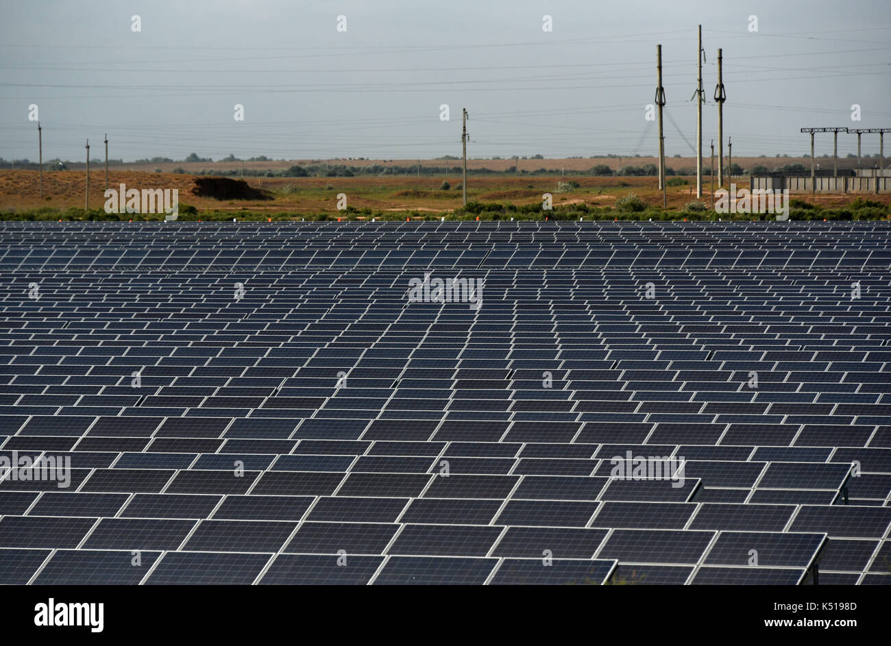 Solar Reflektoren auf das Solarkraftwerk Station "Zavodskaya" von Solar Systems LLC, Kaliningrad Region, Russland Stockfoto