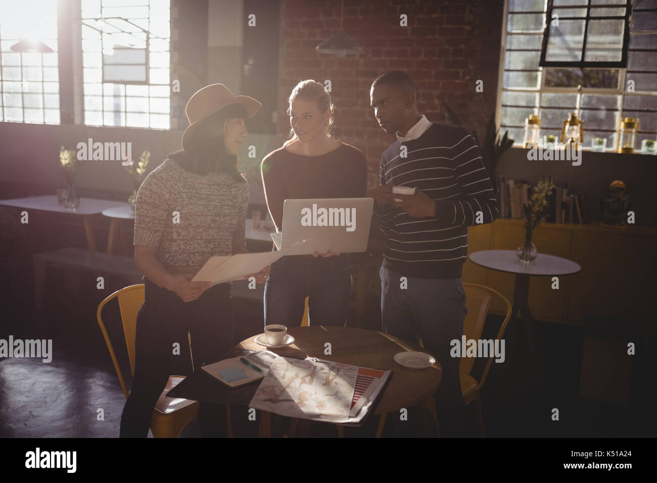 Die jungen kreativen Team diskutieren über Laptop im Coffee Shop Stockfoto