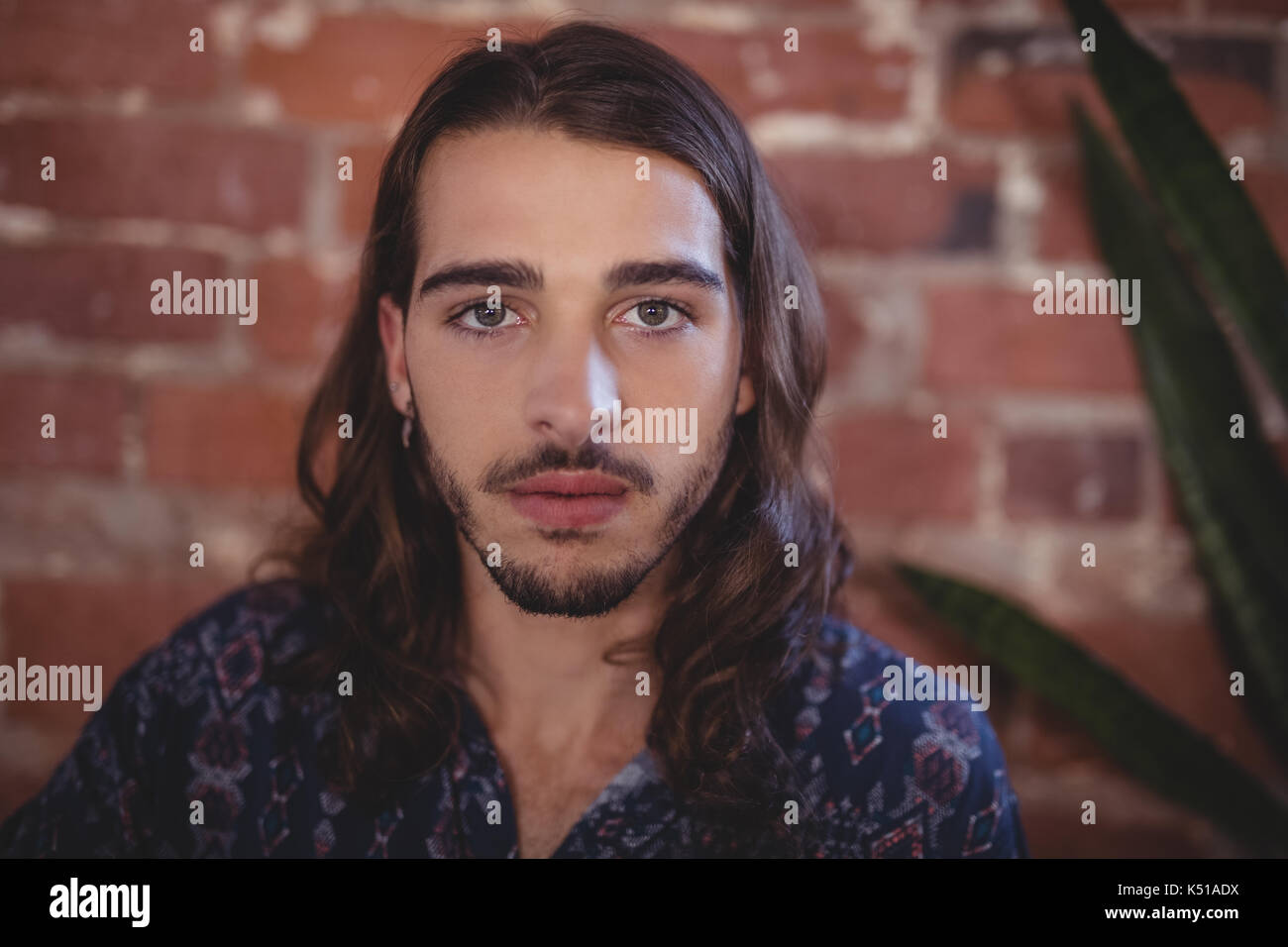 Close up Portrait von selbstbewussten jungen männlichen Fotograf gegen die Mauer im Coffee Shop Stockfoto