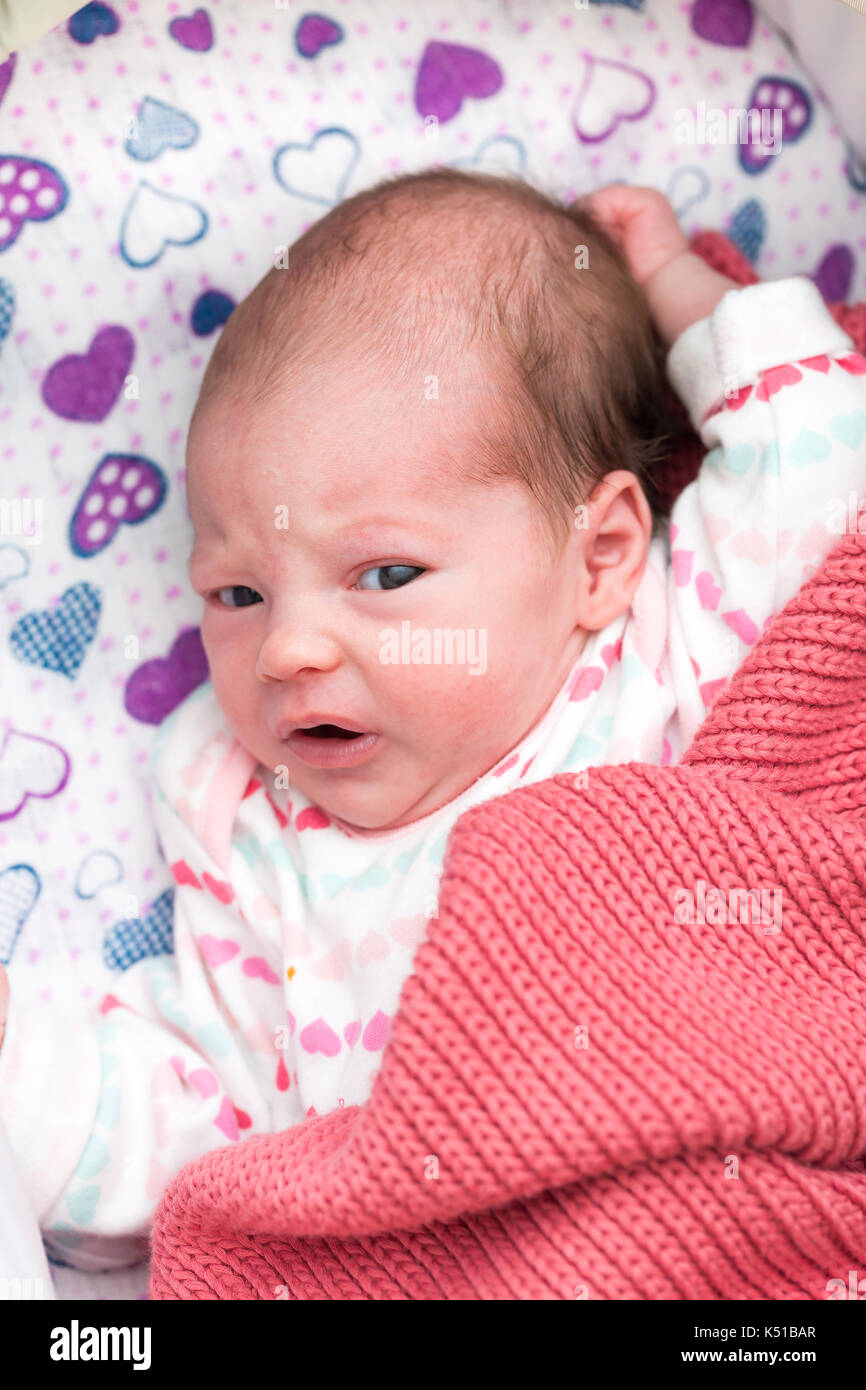 Neugeborenes Baby wecken in die Krippe, in die Kamera schaut mit weit  geöffneten Augen Stockfotografie - Alamy