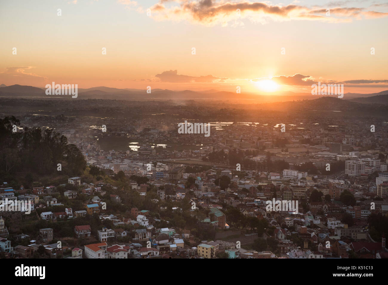 Die Menschen genießen den Blick über die Stadt von der oberen Stadt (Haute Ville) bei Sonnenuntergang, Antananarivo, Madagaskar Stockfoto