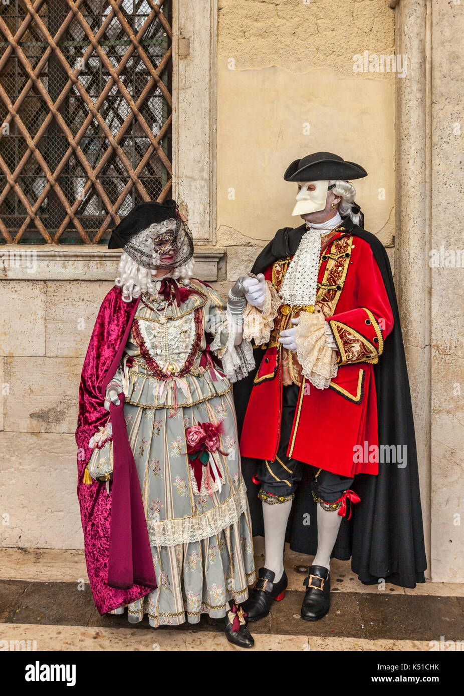 Venedig, Italien - März 02, 2014: Unbekannter Paar speziell poisng getarnt in der Nähe der Mauern des Dogenpalastes in Venedig im Karneval Tag Stockfoto