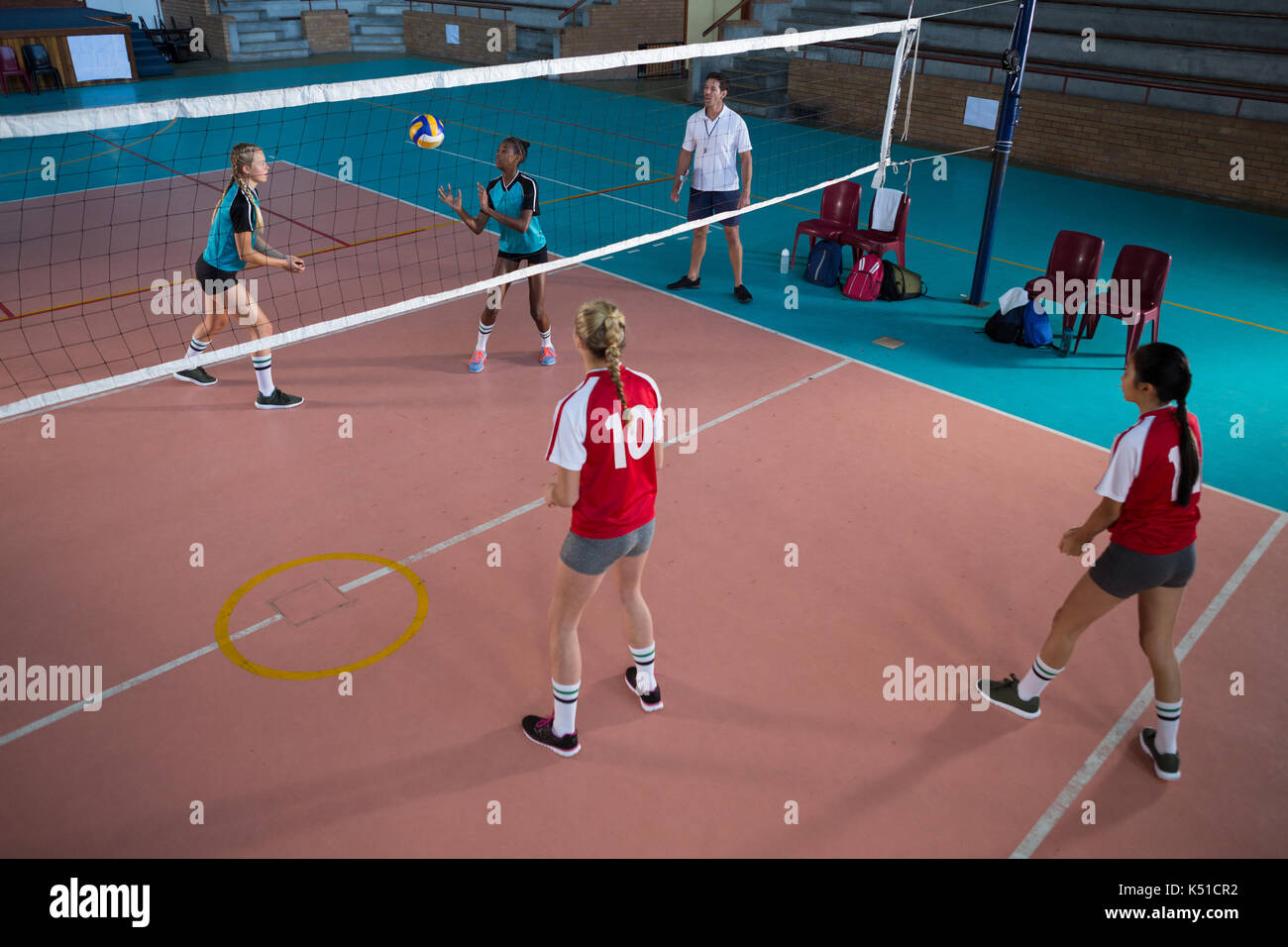 Weibliche Volleyballer Volleyball im Hof Stockfoto