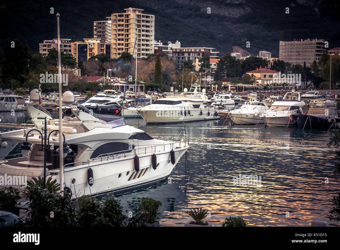 Luxus Yachten und Boote im Hafen bei Sonnenuntergang günstig Stockfoto