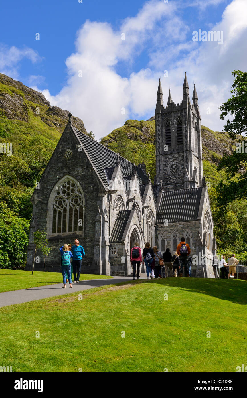 Neo-gotische Kirche am Kylemore Abbey am Ufer des Lough Pollacappul in Connemara, County Galway, Republik von Irland Stockfoto