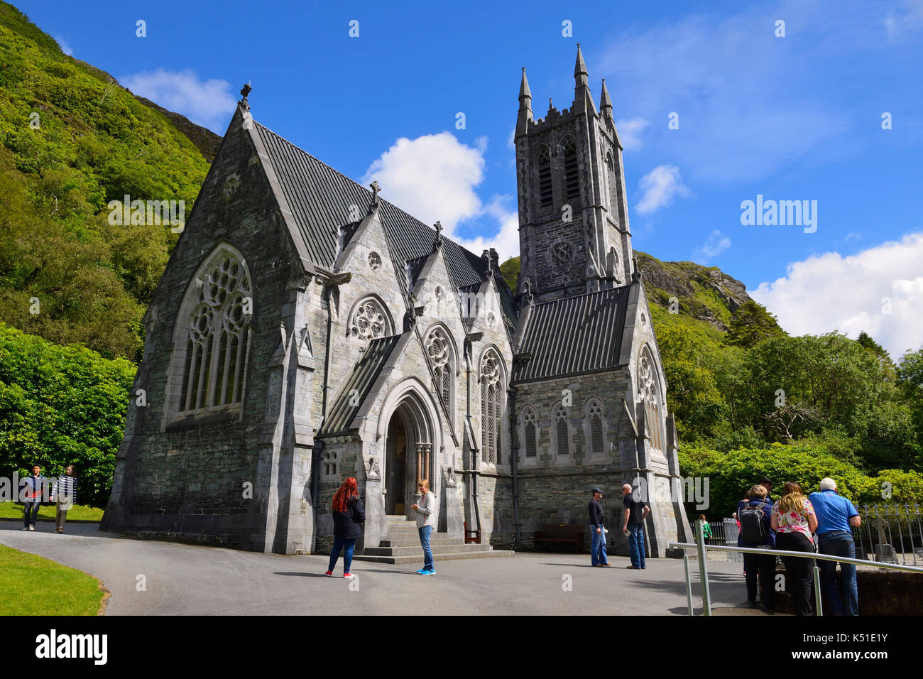 Neo-gotische Kirche am Kylemore Abbey am Ufer des Lough Pollacappul in Connemara, County Galway, Republik von Irland Stockfoto