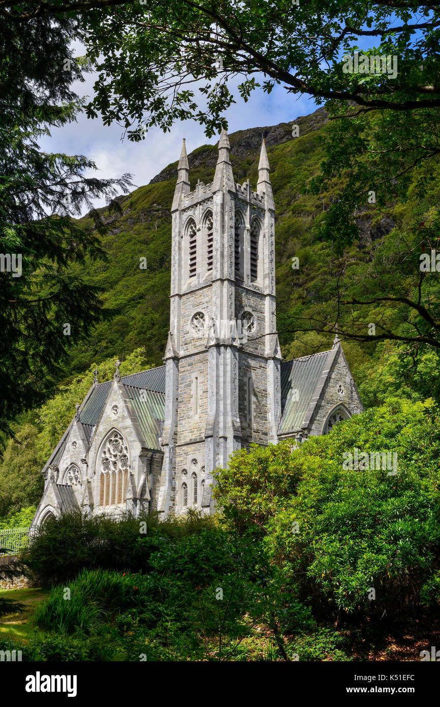 Neo-gotische Kirche am Kylemore Abbey am Ufer des Lough Pollacappul in Connemara, County Galway, Republik von Irland Stockfoto