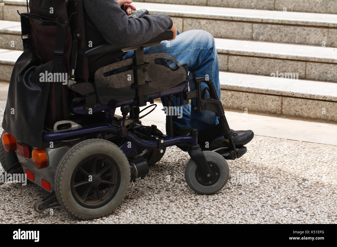 Rollstuhl Benutzer vor der Treppe Barriere Stockfoto