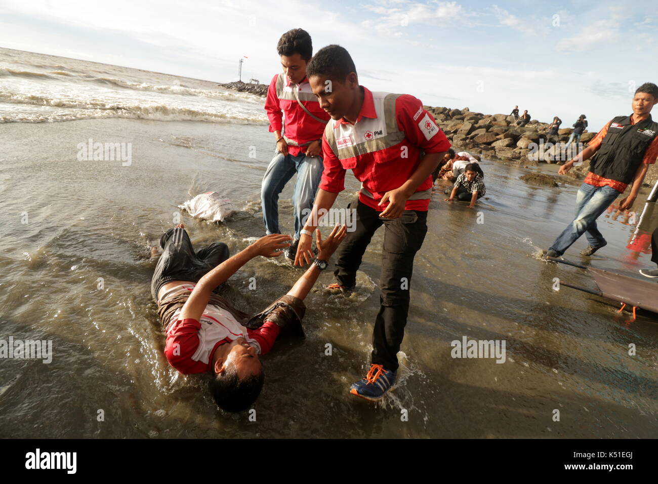 Banda Aceh, Indonesien. 07 Sep, 2017. Studenten in der Provinz Aceh, Indonesien, nahm eine theatrale Aktion der Rohingya muslimische Minderheit zu verteidigen. In der Aktion, Studenten Myanmar militärische Gewalt gegen die Rohingyas Minderheit, die zu anderen Ländern zu fliehen. Theatralische Aktion statt, an der Küste beschreibt Rohingya Flüchtlinge, die in Aceh bis Mitte 2015 gestrandet waren. Sie wurden gerettet, die von Fischern aus Aceh nach im Meer ausgelenkt wird, nachdem eine Flucht aus ihrem Land. Credit: Abdul Hadi Firsawan/Pacific Press/Alamy leben Nachrichten Stockfoto