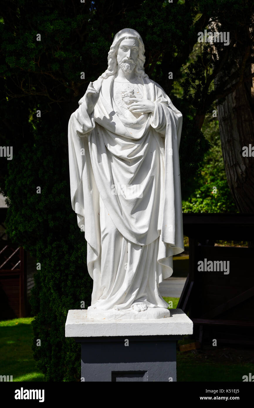 Weiße Marmorstatue Jesu Christi bei Kylemore Abbey in Connemara, County Galway, Republik von Irland Stockfoto