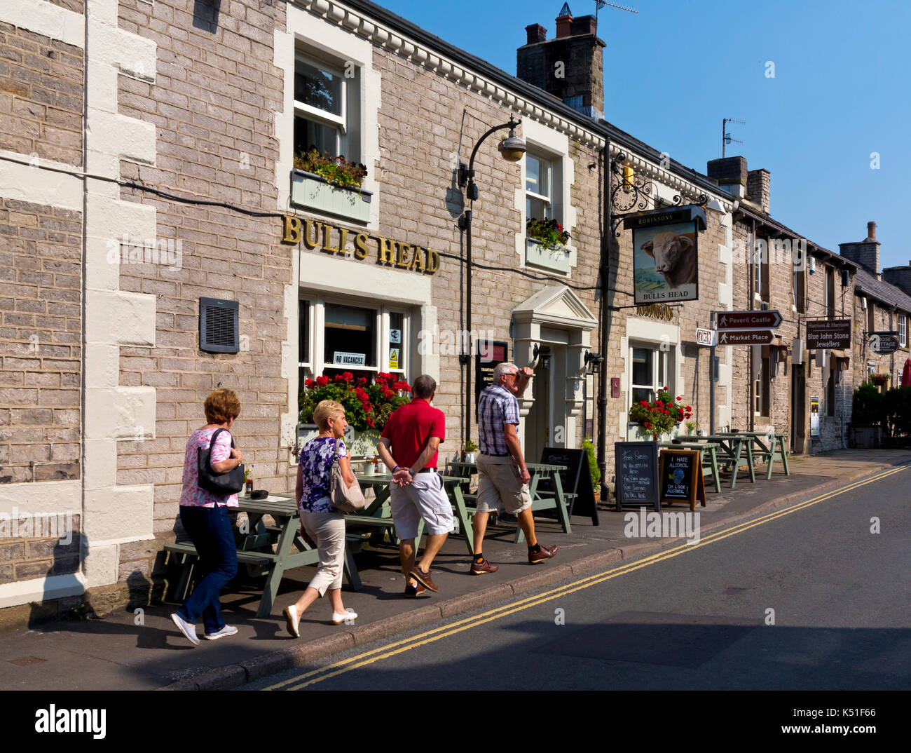 Den Kopf des Stieres ein traditionelles Dorf Pub im Zentrum von Castleton im Peak District National Park Derbyshire England Großbritannien Stockfoto