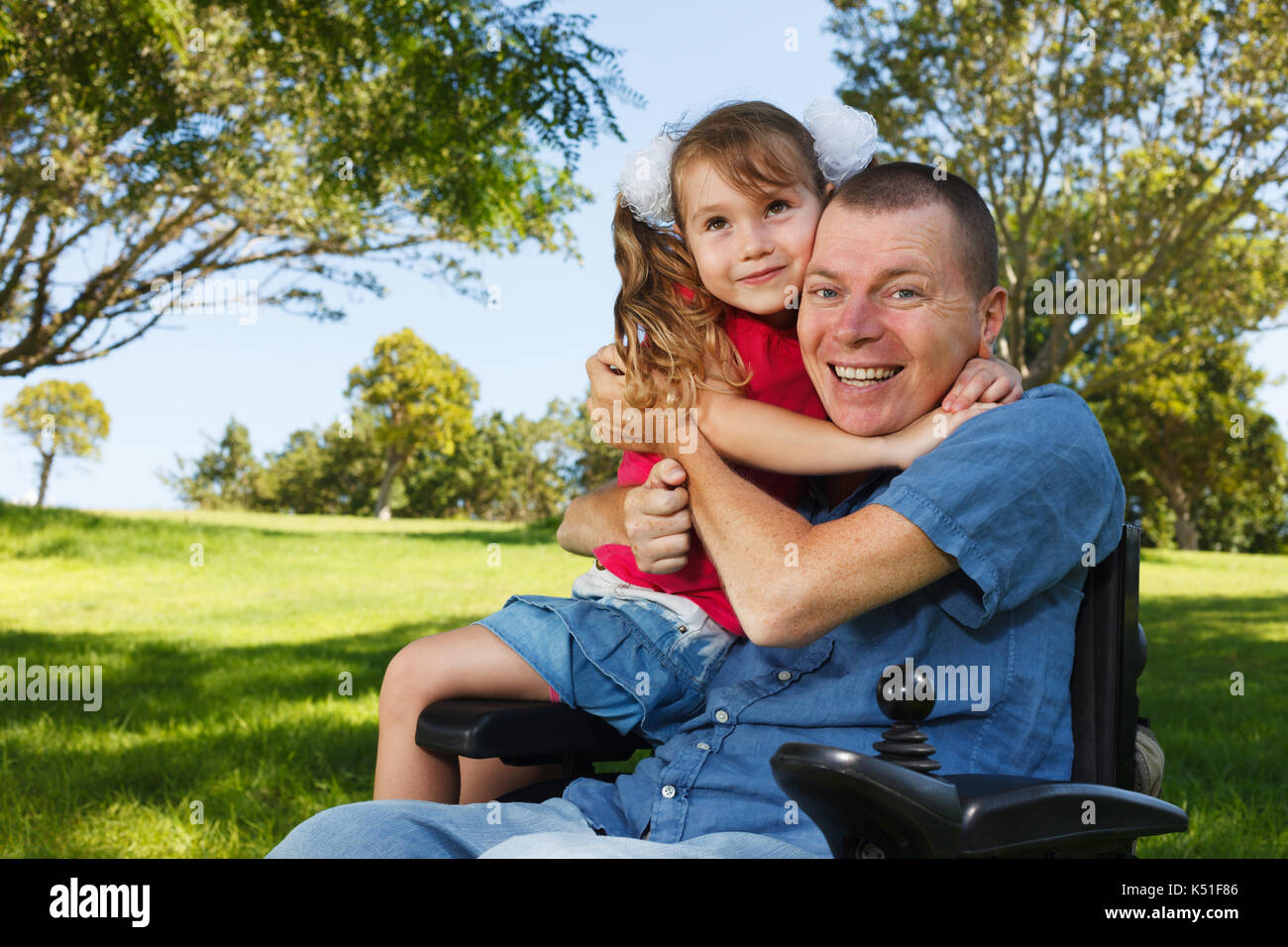Behinderter Vater mit seiner kleinen Tochter. Stockfoto