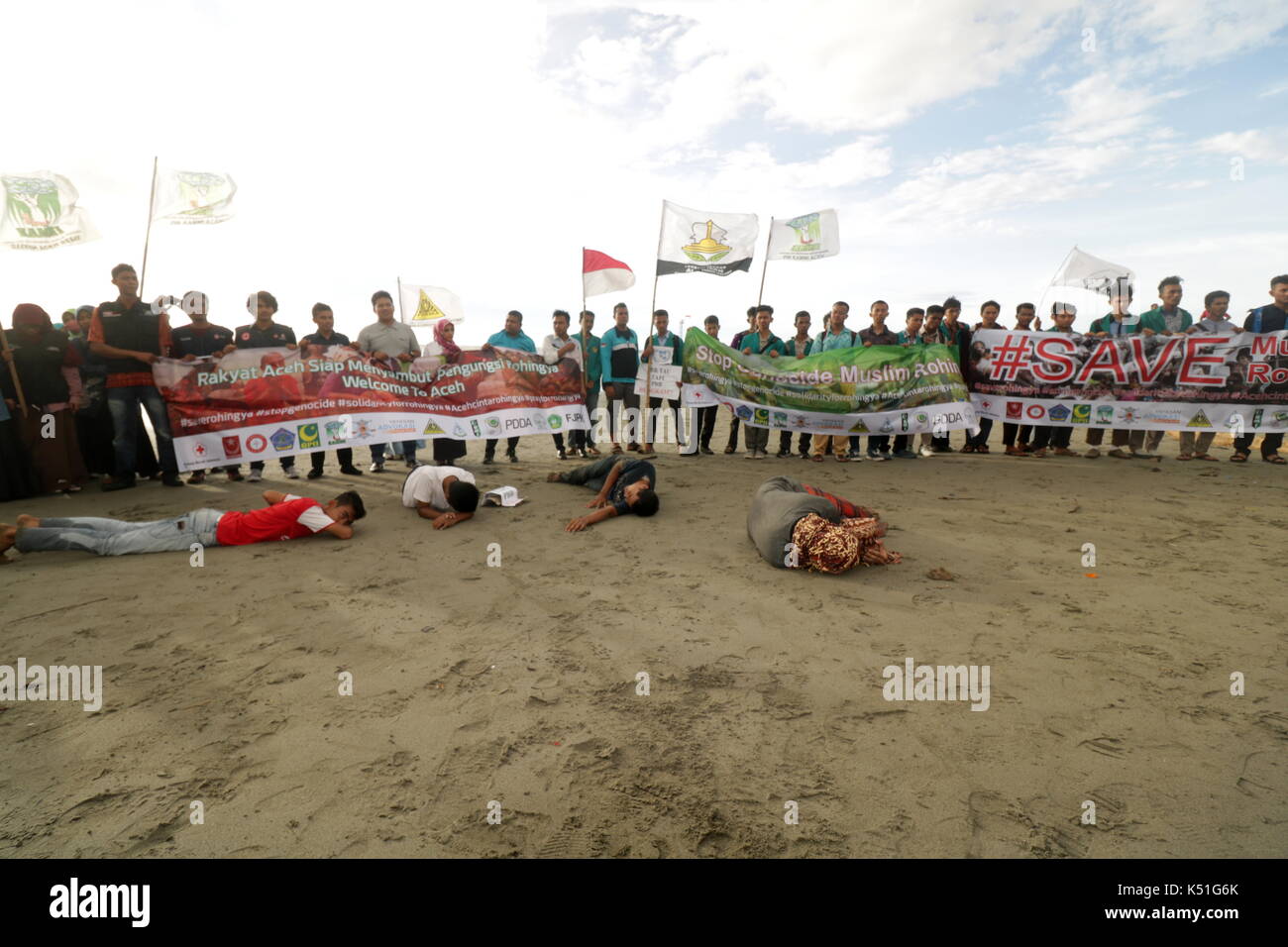 Banda Aceh, Indonesien. 07 Sep, 2017. Dutzende von Studenten in der Provinz Aceh, Indonesien, nahm eine theatrale Aktion der Rohingya muslimische Minderheit zu verteidigen. In der Aktion, Studenten Myanmar militärische Gewalt gegen die Rohingyas Minderheit, die zu anderen Ländern zu fliehen. Theatralische Aktion statt, an der Küste beschreibt Rohingya Flüchtlinge, die in Aceh bis Mitte 2015 gestrandet waren. Sie wurden gerettet, die von Fischern aus Aceh nach im Meer ausgelenkt wird, nachdem eine Flucht aus ihrem Land. Credit: Abdul Hadi Firsawan/Pacific Press/Alamy leben Nachrichten Stockfoto