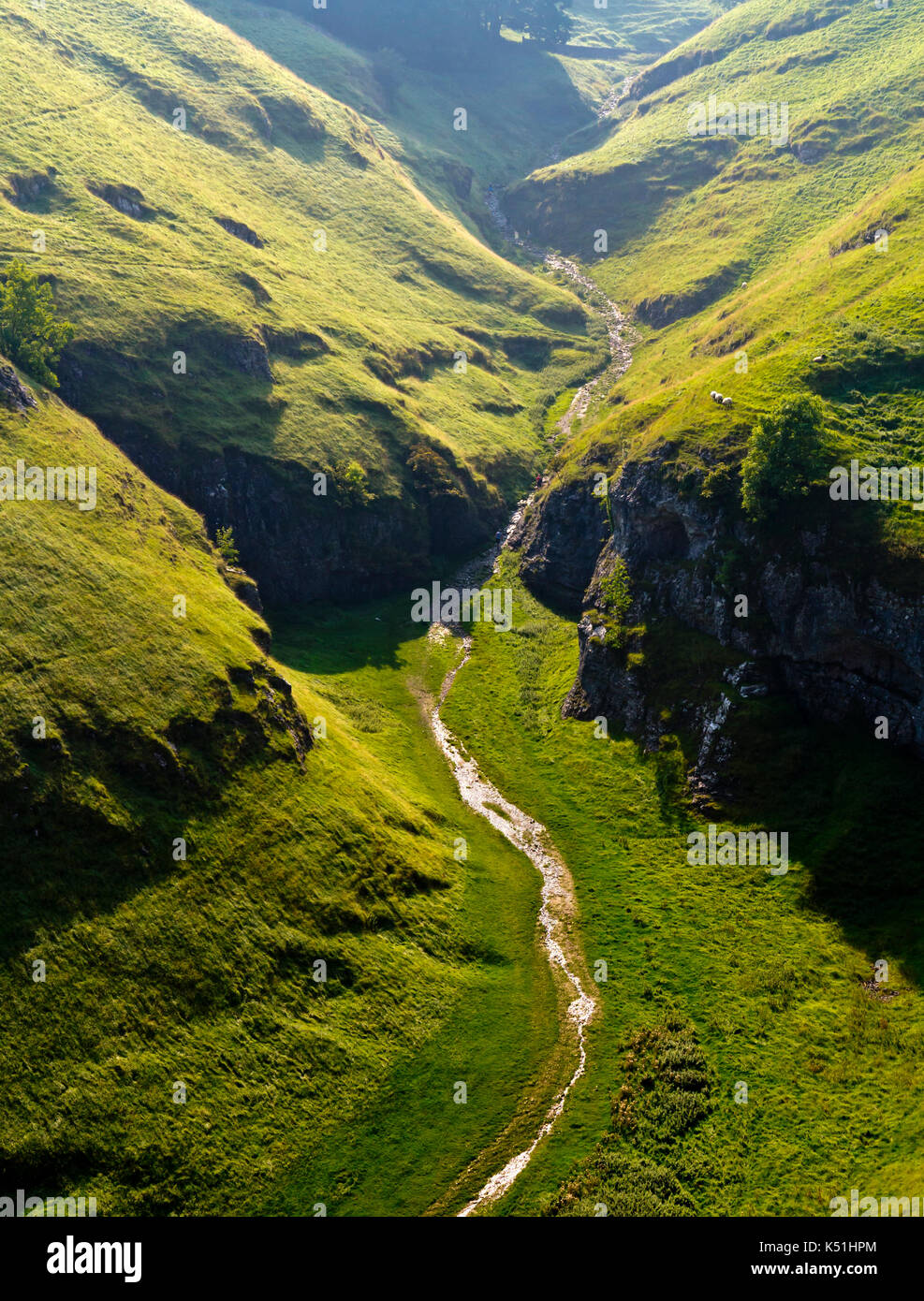 Blick auf Höhle Dale eine trockene Kalkstein Tal in der Nähe von Astoria im Derbyshire Peak District England Großbritannien Stockfoto