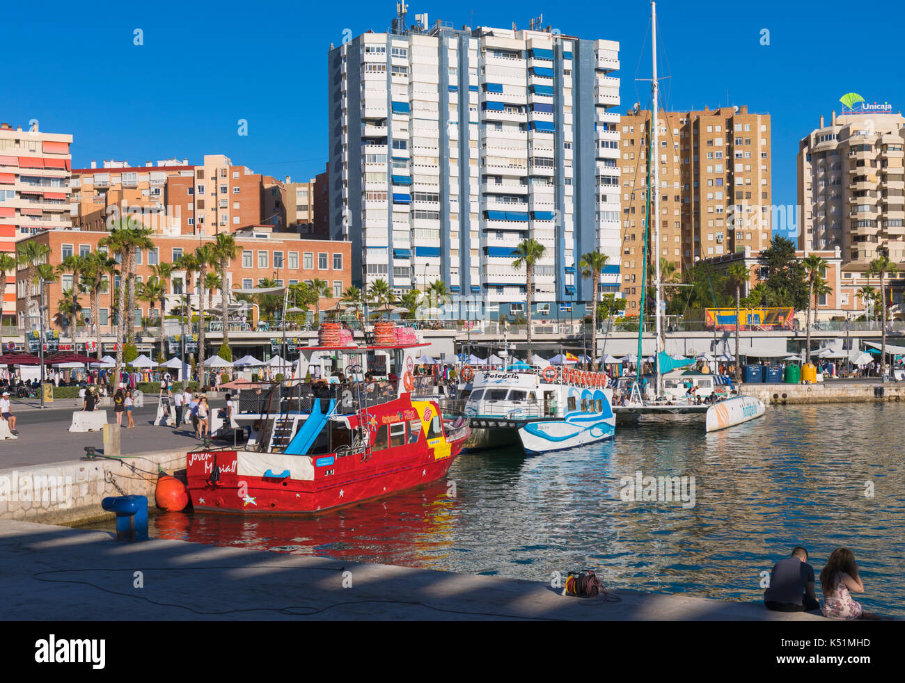 Malaga, Costa del Sol, Provinz Malaga, Andalusien, Südspanien. Ausflugsboote angedockt an der Muelle Uno. Stockfoto