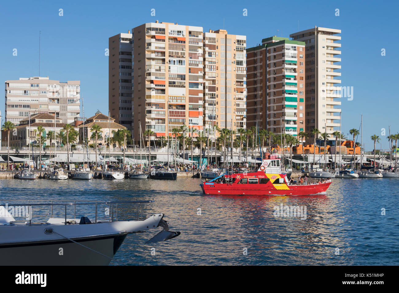 Malaga, Costa del Sol, Provinz Malaga, Andalusien, Südspanien. Schiff in den Hafen von Malaga. Stockfoto