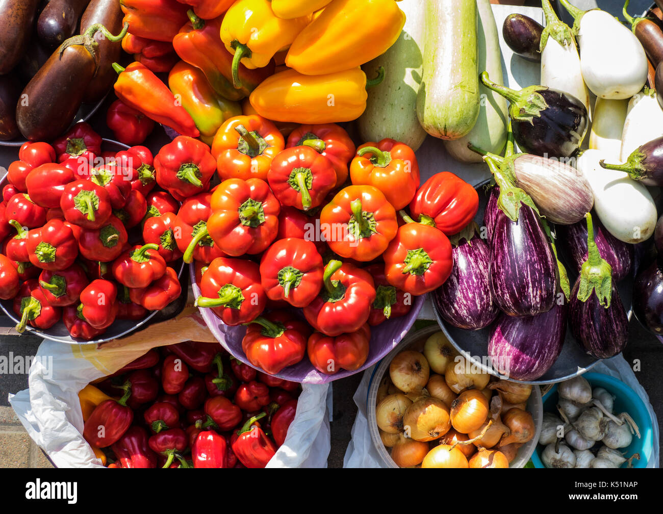 Ernte von frischem Gemüse im Freien auf dem Markt zum Verkauf: Zucchini, Zwiebel, Knoblauch und Auberginen, Paprika Stockfoto