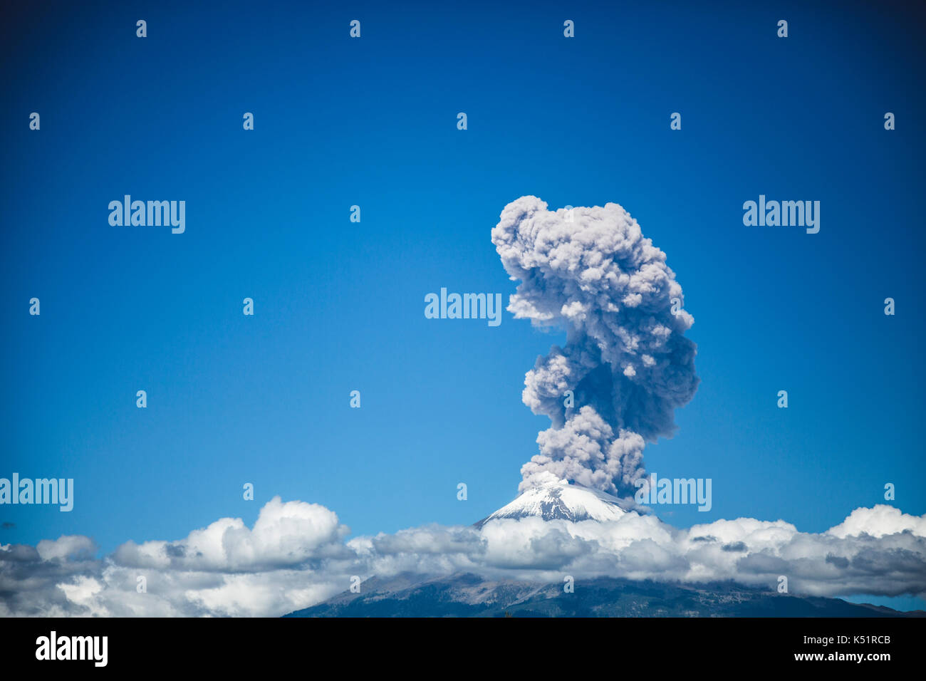 El Popocatépetl ist ein aktiver Vulkan in der Mitte von Mexiko, in der territorialen Grenzen der Staaten von Morelos, Puebla und Mexico. Stockfoto