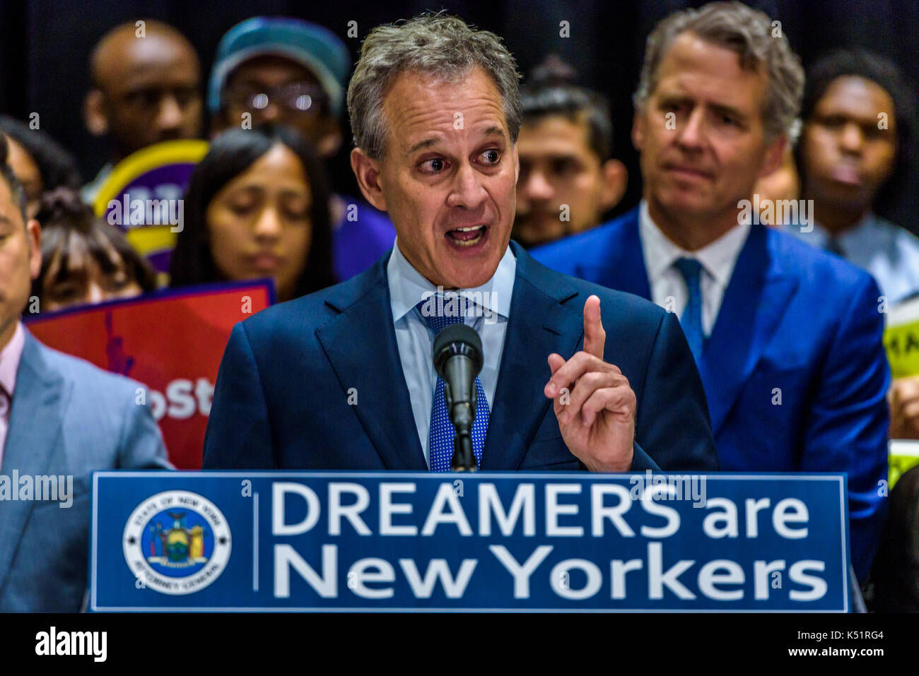 New York, Vereinigte Staaten. 06 Sep, 2017. New York Attorney General Eric T. Schneiderman - Am 6. September 2017; New York Attorney General Eric T. Schneiderman führte eine Koalition von 16 Generalstaatsanwaltschaften in Klage zu latenten Aktion schützen Für die Kindheit Ankünfte (DACA) Stipendiaten. Klage argumentiert, dass Trump Verwaltung verletzt durch Prozess Rechte; Harms, Bewohner, Institutionen und Wirtschaft; und verstößt gegen die gleiche Schutzklausel durch die Diskriminierung gegen Träumer der mexikanischen Ursprungs, die 78 % der DACA Stipendiaten. Credit: Erik McGregor/Pacific Press/Alamy leben Nachrichten Stockfoto