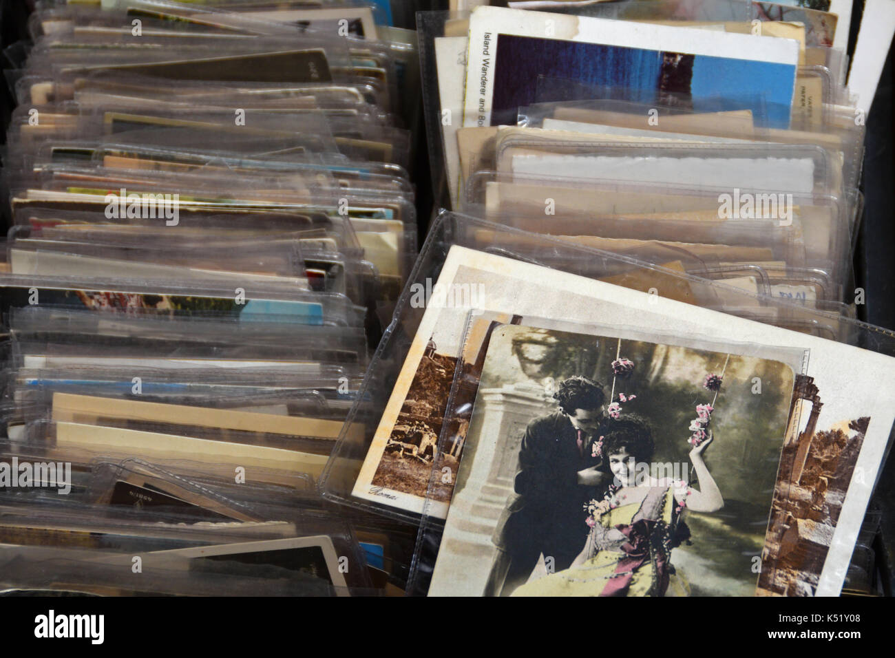 Athen, Griechenland - 21. MAI 2015: alte Fotos und Alte Ansichtskarte Drucke für Verkauf an den Flohmarkt. Junges Paar romancing auf Swing mit Blumen geschmückt. Stockfoto