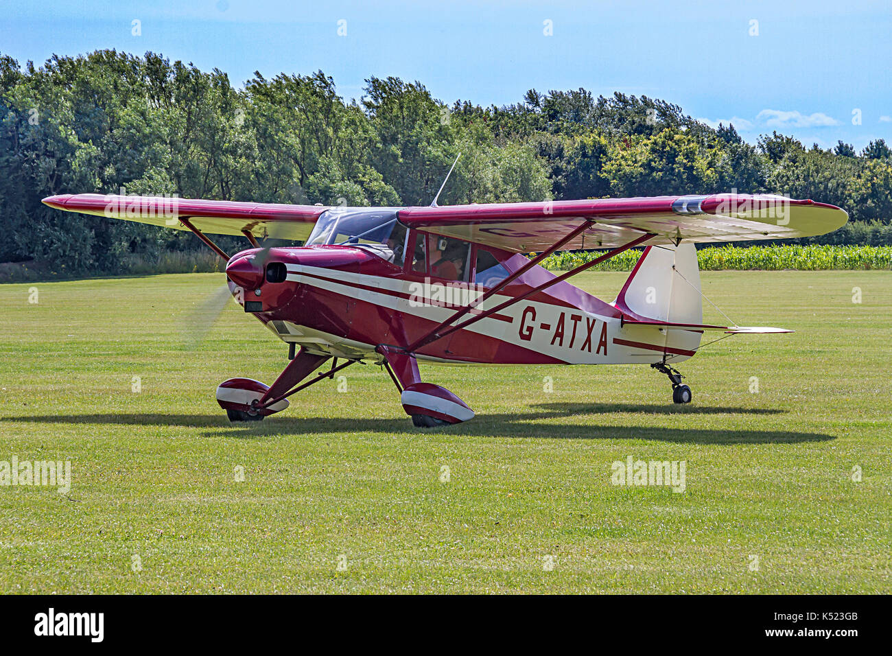 Simon Hildrop's 1956 Piper Tri-Pacer G-ATXA hat mit einem kit Spornrad Unterwagen nachgerüstet. Es wird dargestellt, taxying in um 2015 in East Kirkby. Stockfoto