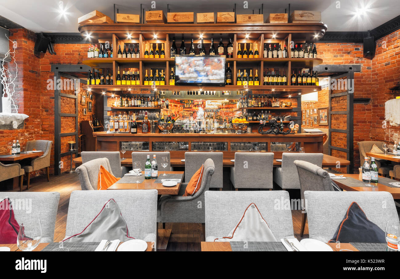 Die Bar aus Holz in ein luxuriöses italienisches Restaurant - Il Forno Stockfoto