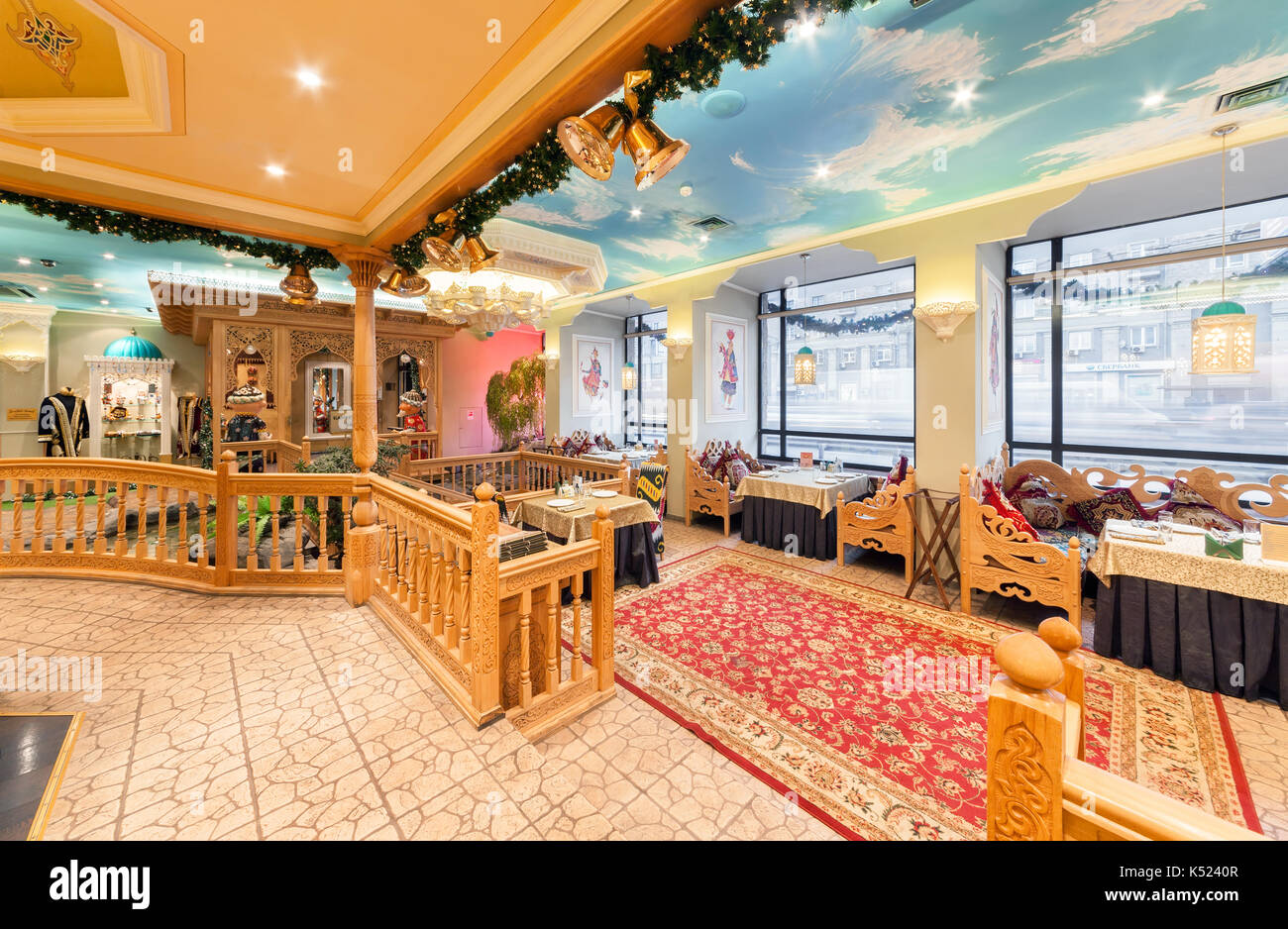 Der Innenraum des Deluxe Restaurant der usbekische Küche - babay Club im orientalischen Stil. Stockfoto