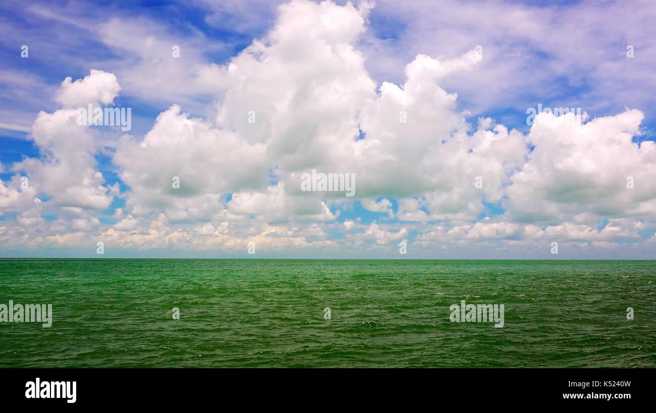 Türkisfarbene Meer und Wolken im blauen Himmel sind ein tropisches Paradies in den Florida Keys Stockfoto