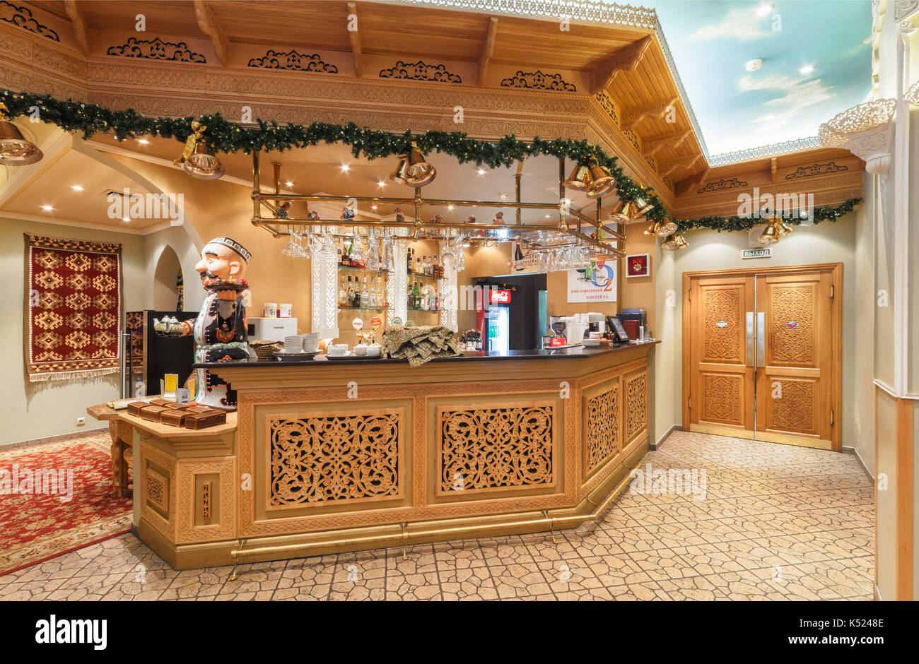 Der Innenraum des Deluxe Restaurant der usbekische Küche - babay Club im orientalischen Stil. Die Bar aus Holz aus Holz Carvin Stockfoto