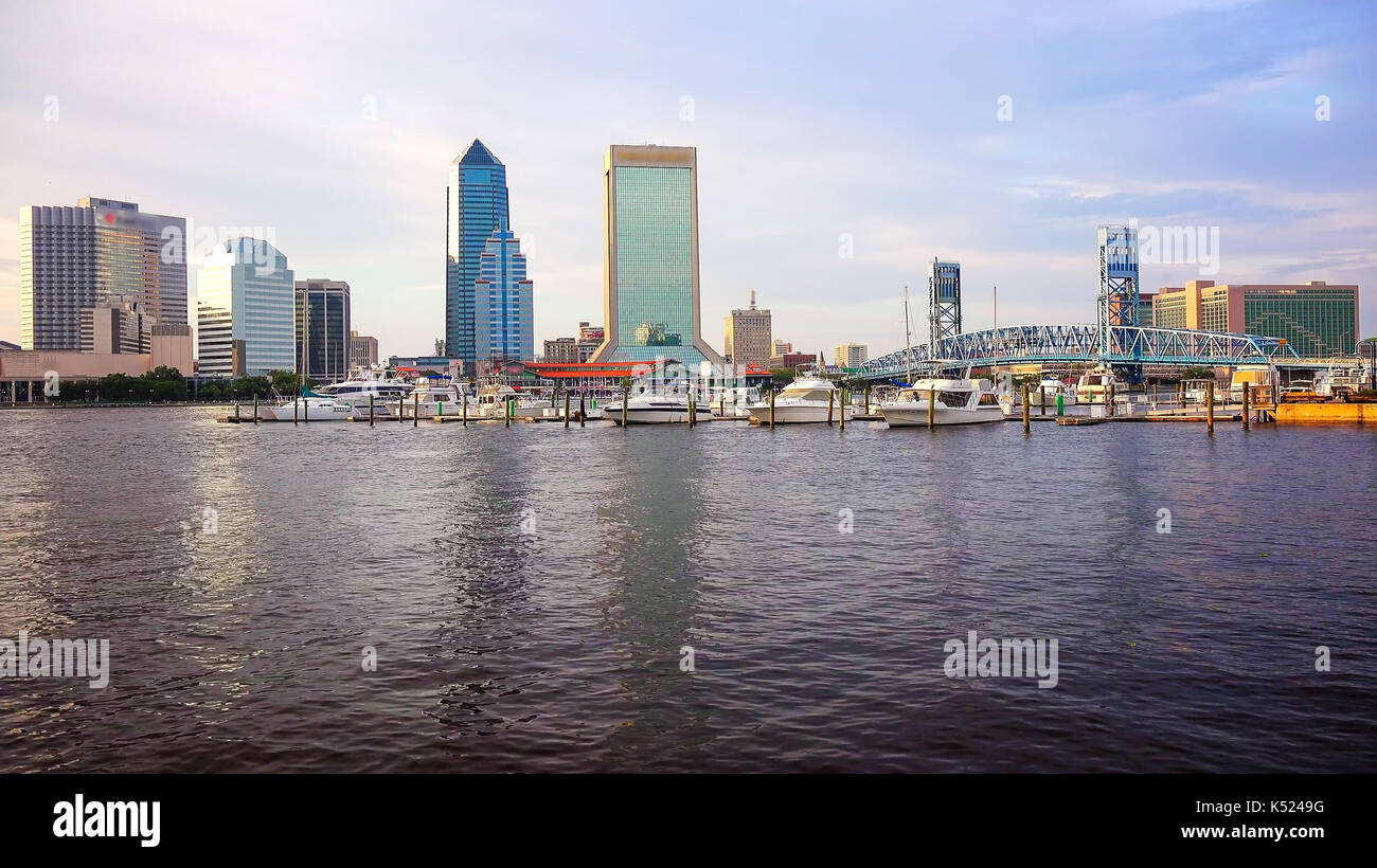 Jacksonville, Florida City Skyline über den St. John's River (Logos unscharf für kommerzielle Nutzung) Stockfoto