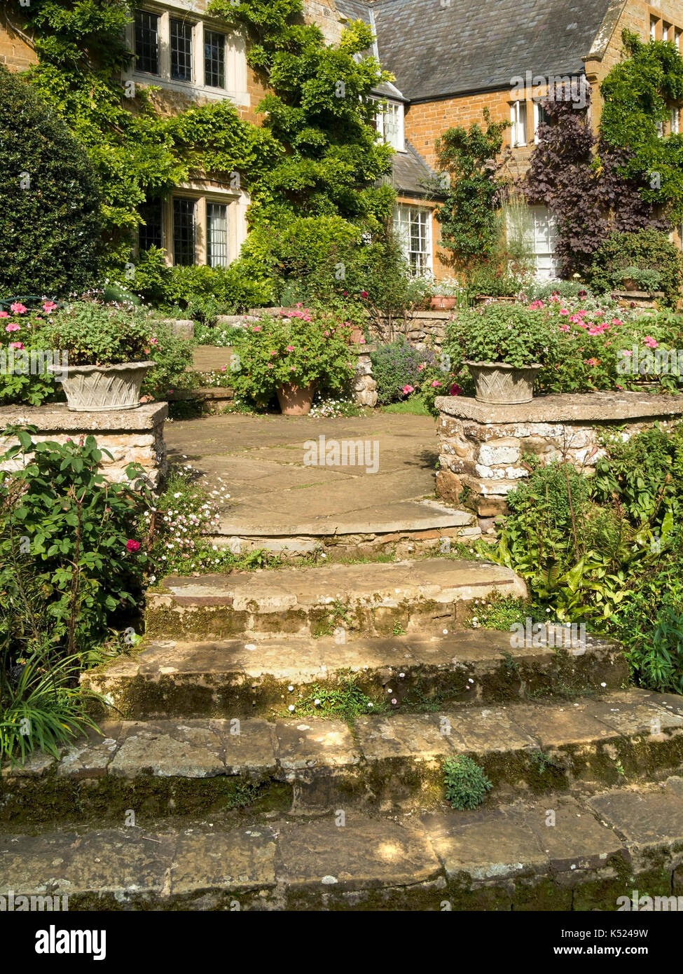 Stone Garden Schritte Coton Manor Gardens, Northamptonshire, England, Großbritannien Stockfoto