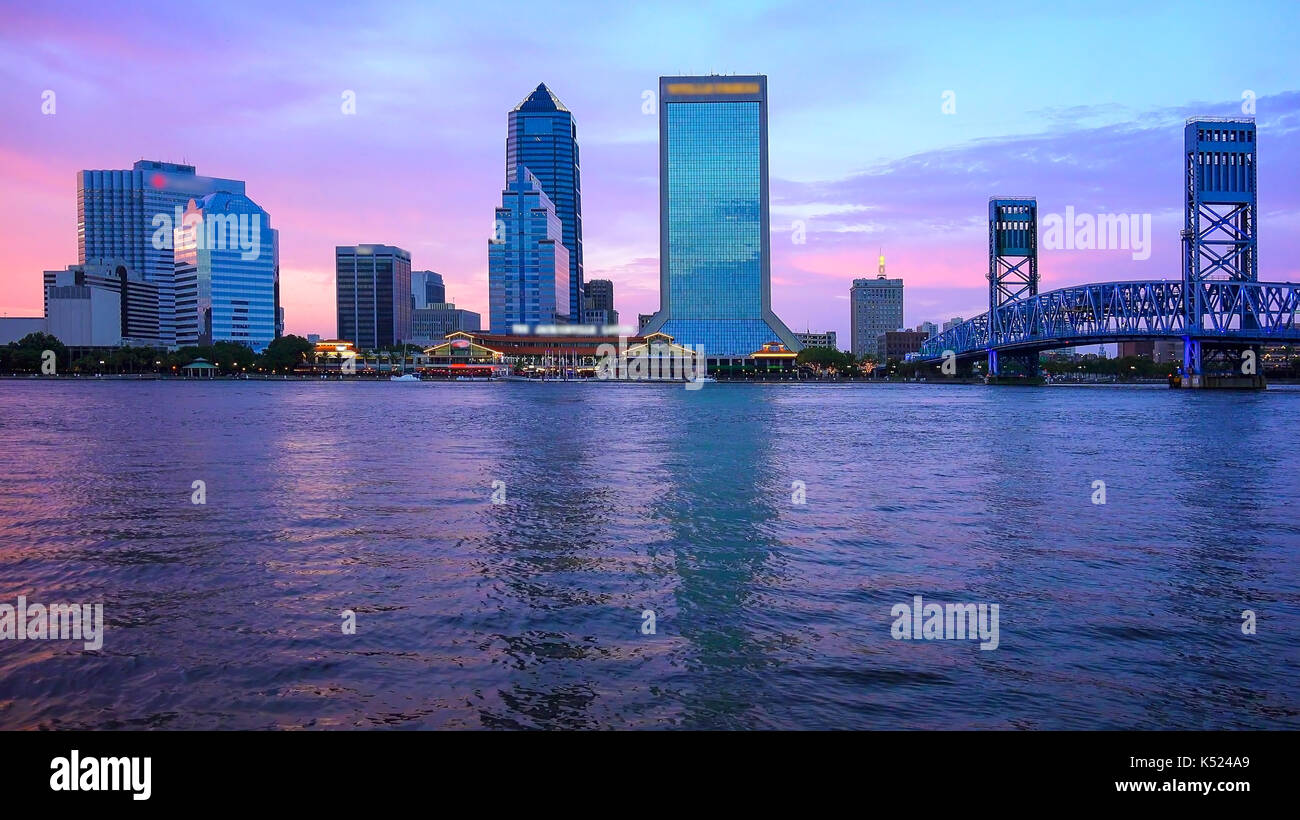 Jacksonville, Florida City Skyline über den St. John's River bei Sonnenuntergang (Logos unscharf für kommerzielle Nutzung) Stockfoto