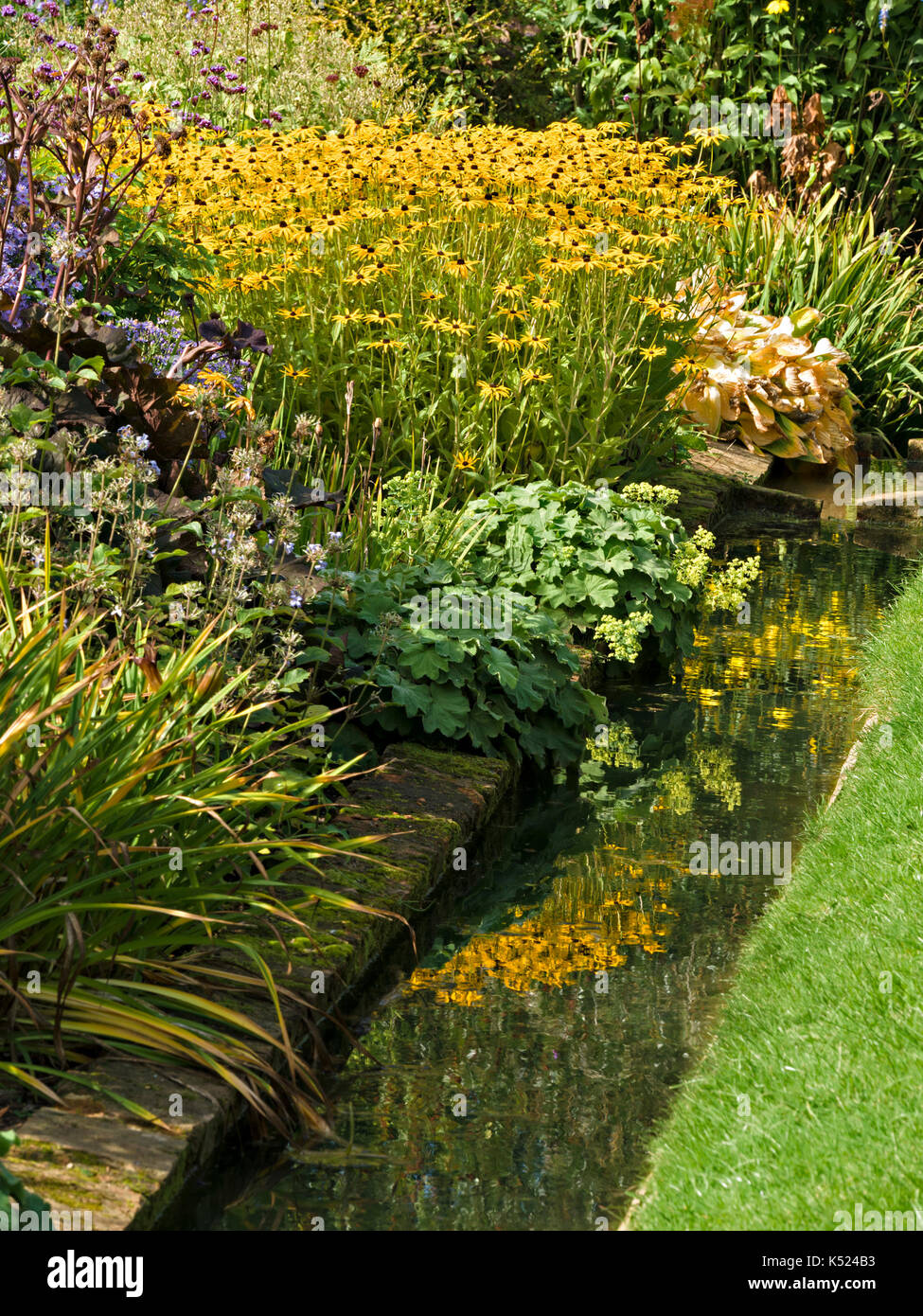 Schönen Garten grenzt und Wasserspiel, Coton Manor Gardens, Northamptonshire, England, UK. Stockfoto