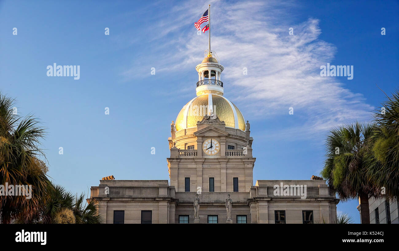 Amerikanische und Georgia State Flags auf goldenen Kuppel des Rathauses in Savannah, Georgia Stockfoto