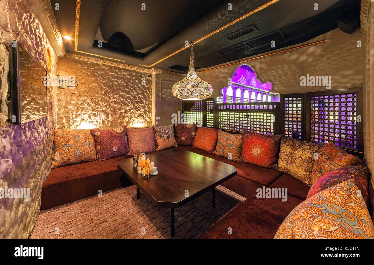 Das Restaurant innen-CAMPUS im Osten, Arabischen Stil. Der VIP-Bereich mit Tisch, Sofa und orientalisches Dekor Stockfoto