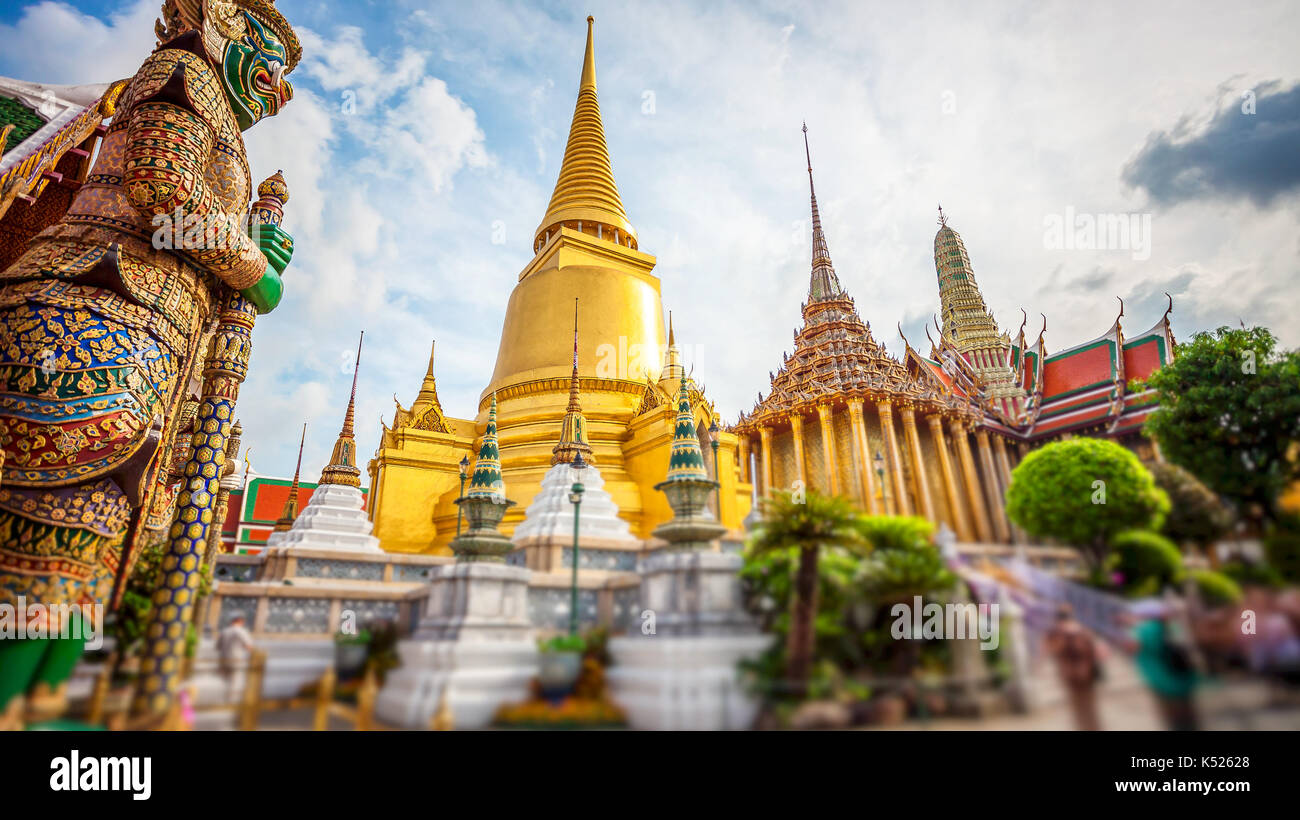 Goldenen stupa oder chedi des Wat Phra Kaew, auch als der Tempel des Smaragd Buddha im Grand Palace in Bangkok, Thailand, bekannt (Flächen für Comm verschwommen Stockfoto
