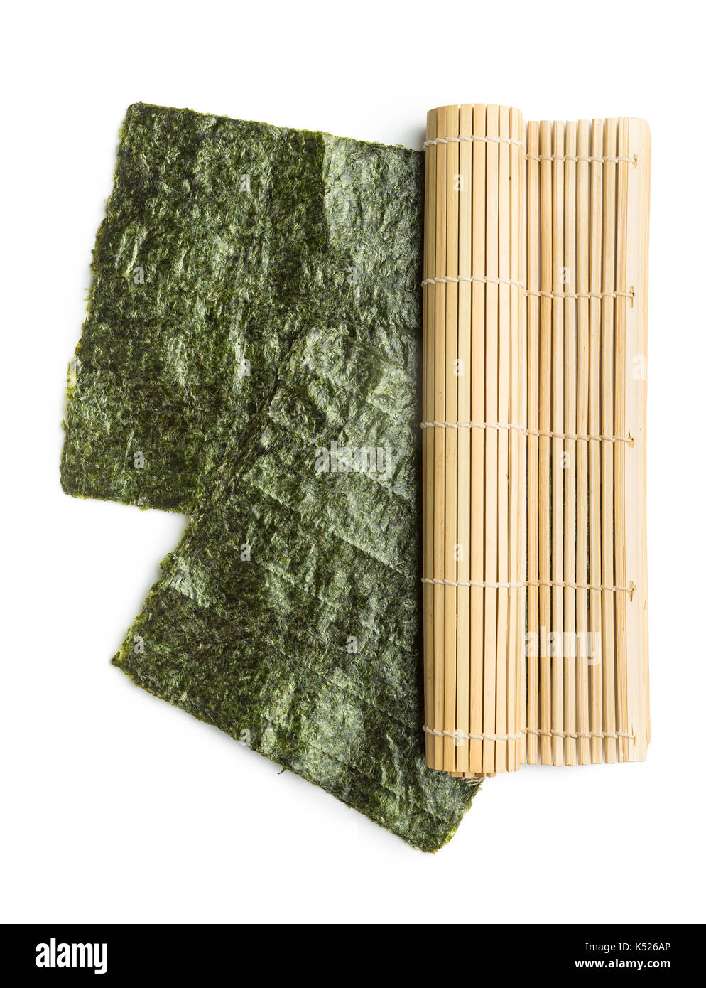Grüne nori Blatt und Bambus Matte auf weißem Hintergrund. Stockfoto