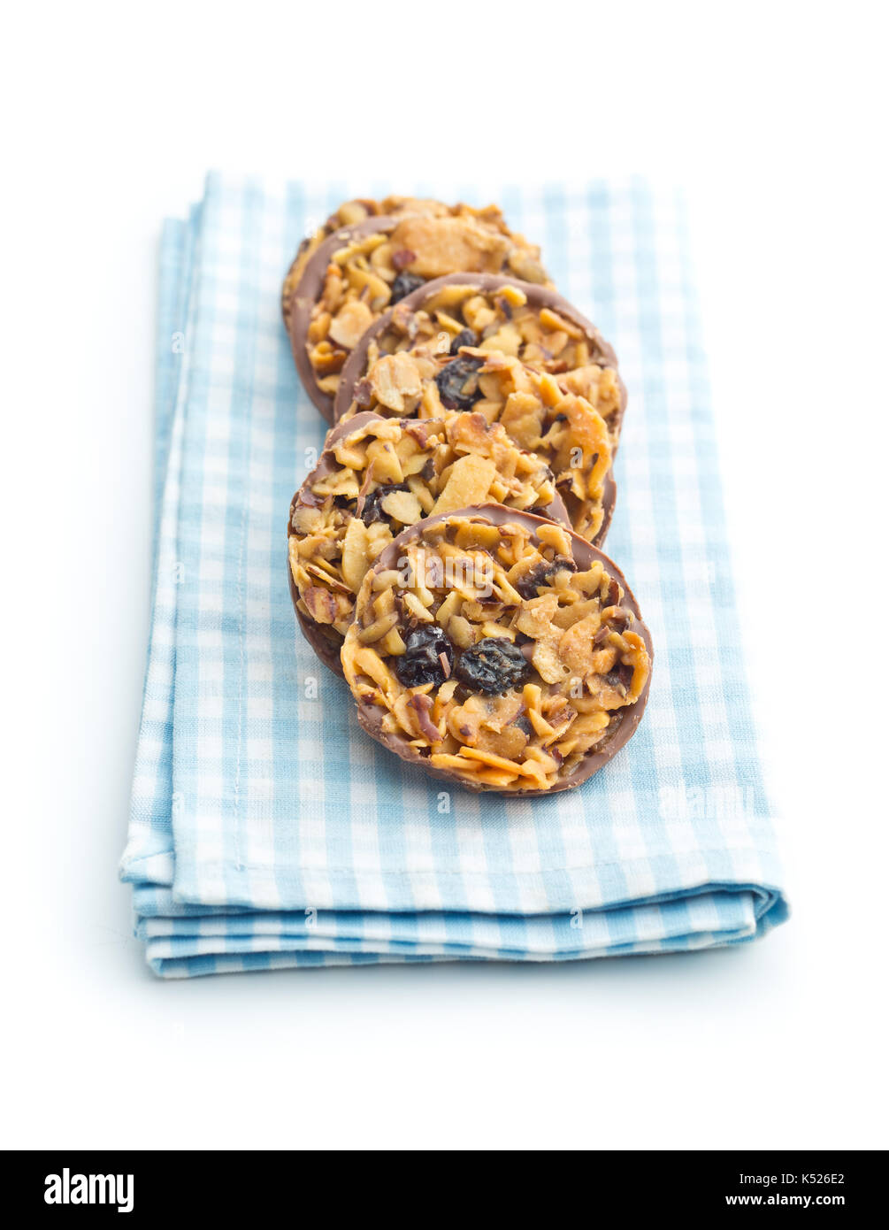 Chocolate Chip Cookies mit Nüssen und Rosinen auf weißem Hintergrund. Stockfoto