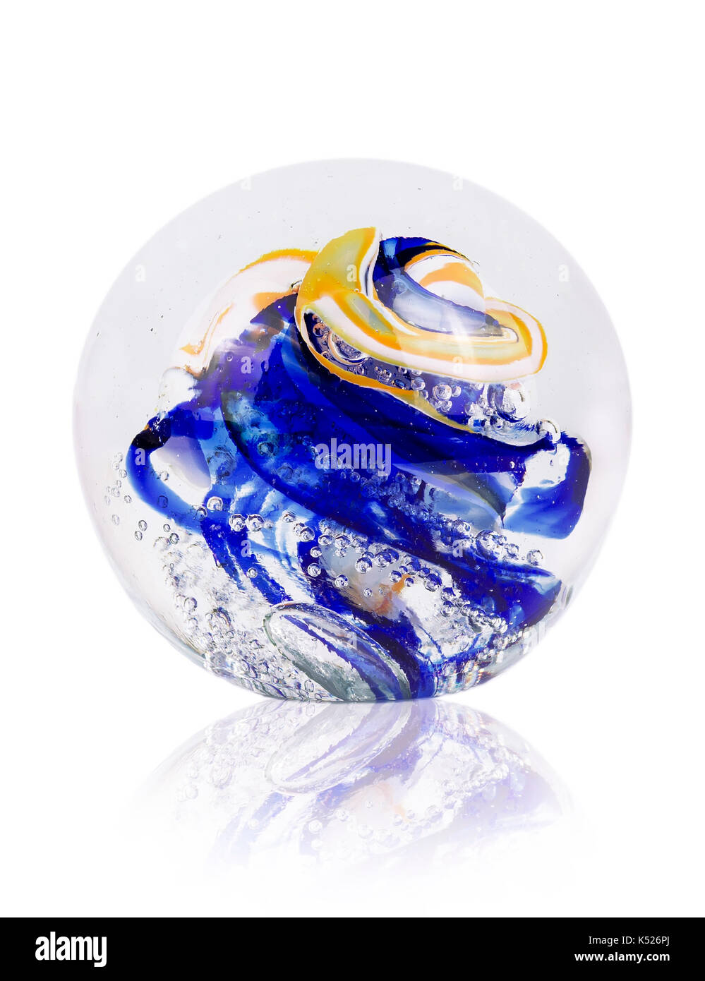 Farbige Crystal Ball mit Wirbel von Farbe Stockfoto