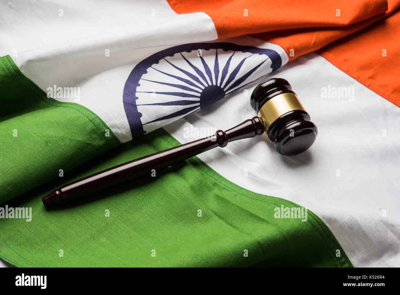Stock Foto mit Indischen niedrig und Gerichtsstand - Indische Nationalflagge oder tricolor mit hölzernen Hammer übersicht Konzept des Gesetzes in Indien Stockfoto