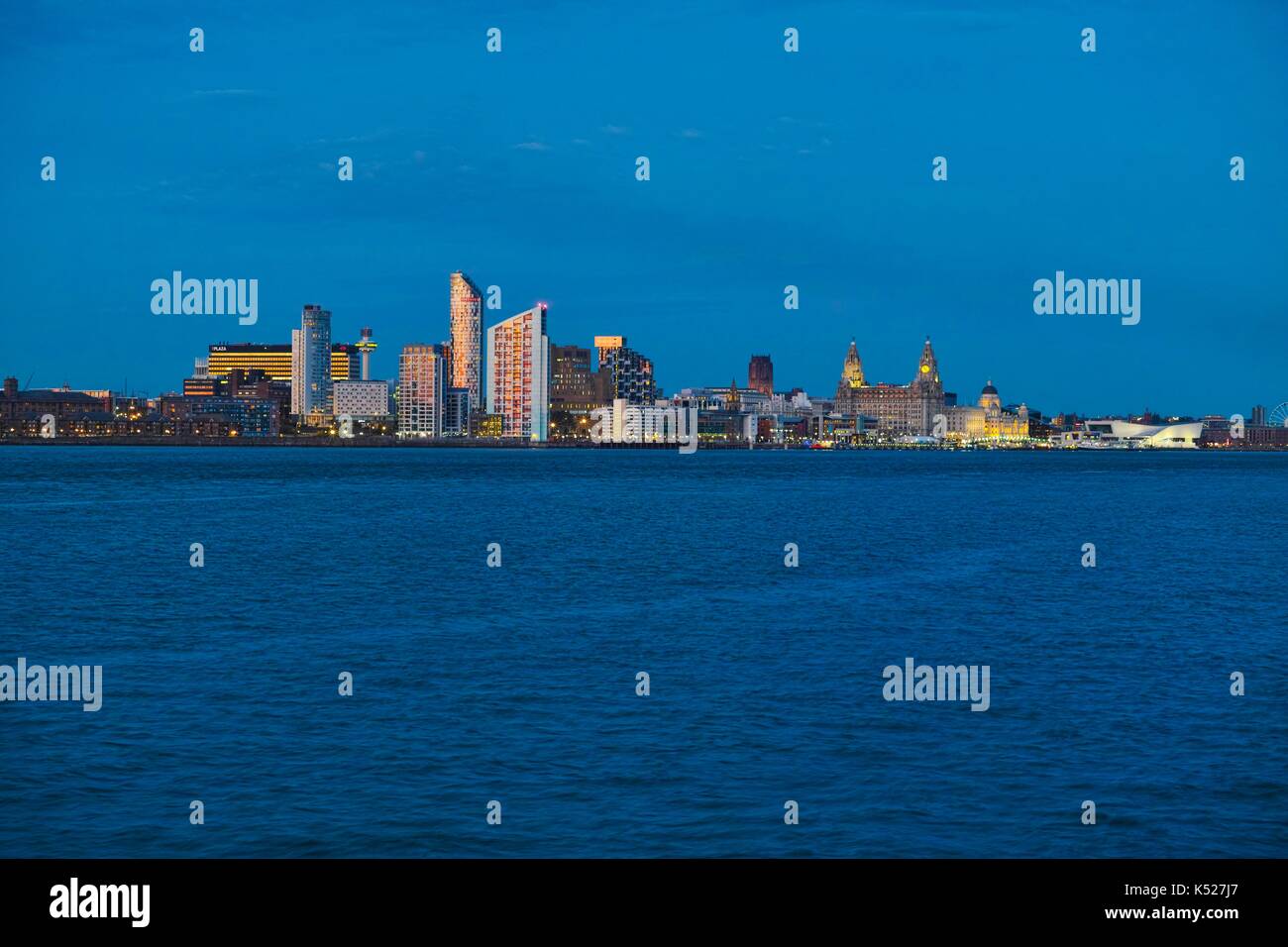 Liverpool Pier Head und Waterfront in der Abenddämmerung. Stockfoto