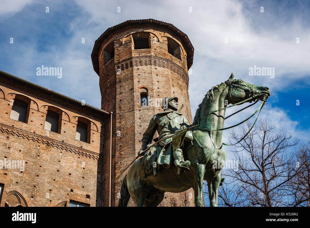 Bronzestatue vor einem Turm von Madama Palace, Turin, Italien Stockfoto