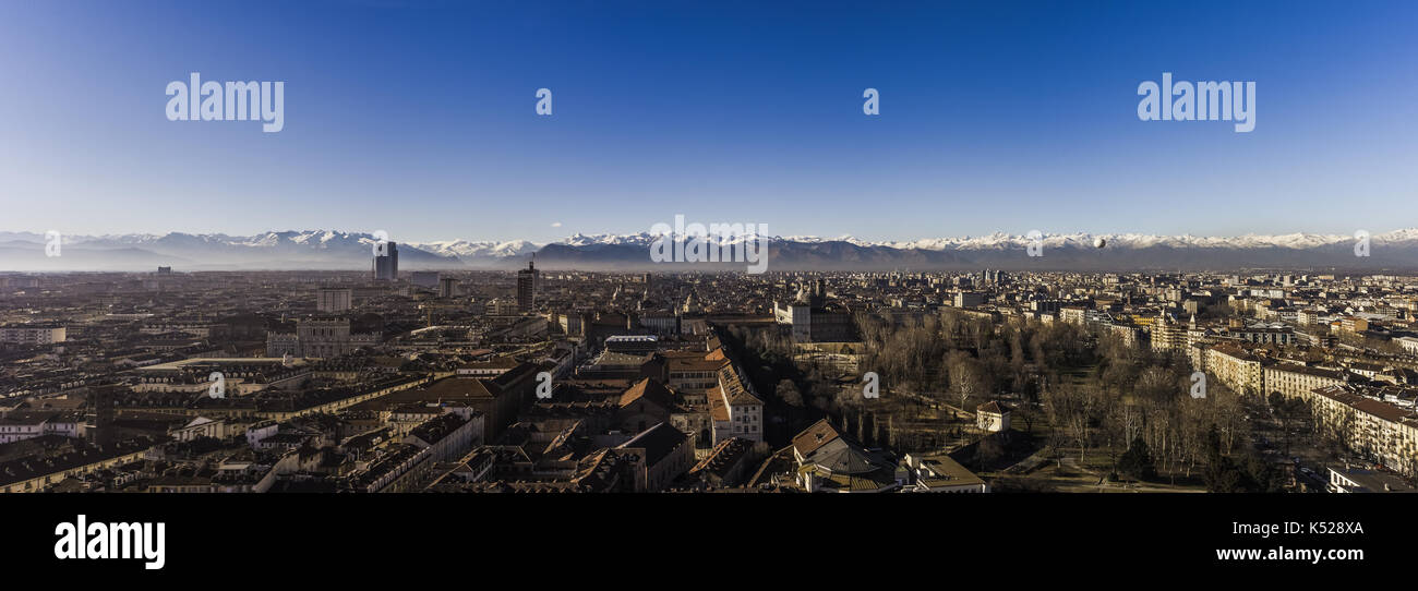 Panorama von Turin, mit den Alpen im Hintergrund und einem Heißluft-Ballon, Turin, Italien Stockfoto