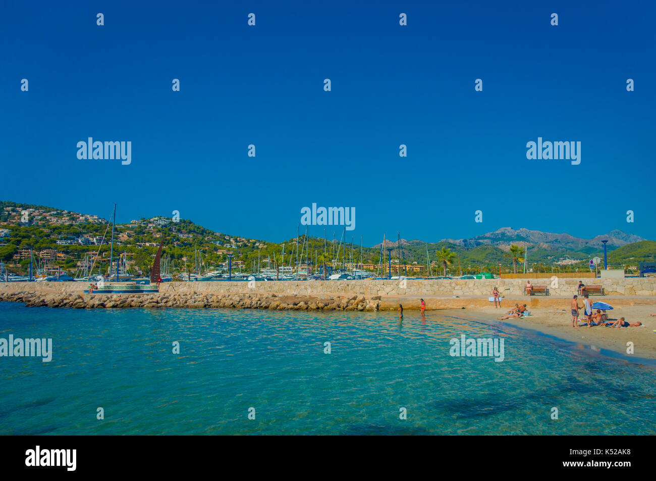 PORT D ANDRATX, SPANIEN - 18. AUGUST 2017: Unbekannter Menschen genießen den Strand in Port Andratx auf Mallorca Balearen, an einem sonnigen Tag, Spanien Stockfoto