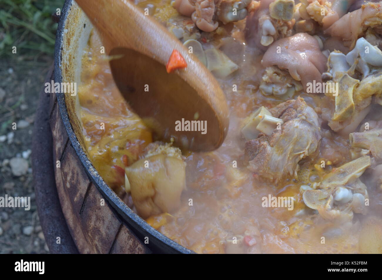 Nahaufnahme von Dampfenden Lamm Eintopf Kochen mit einem Holzlöffel Stockfoto