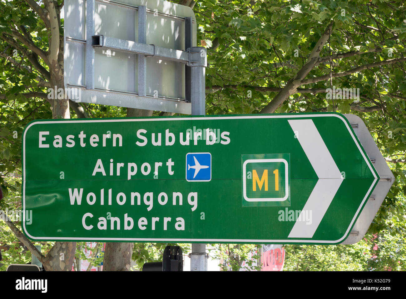 Grüne Straße Richtung Verkehrszeichen in Sydney Australien zum Flughafen und den östlichen Vororten Stockfoto