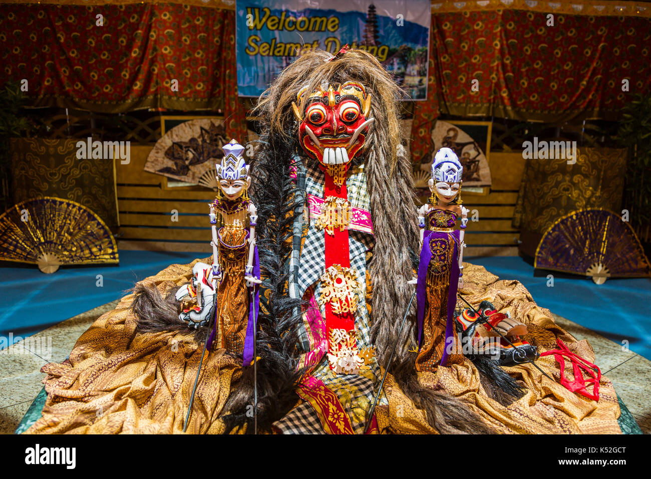 Masken und Figuren feiern Indonesische Nacht auf der Holland America cruise ship Volendam. Stockfoto